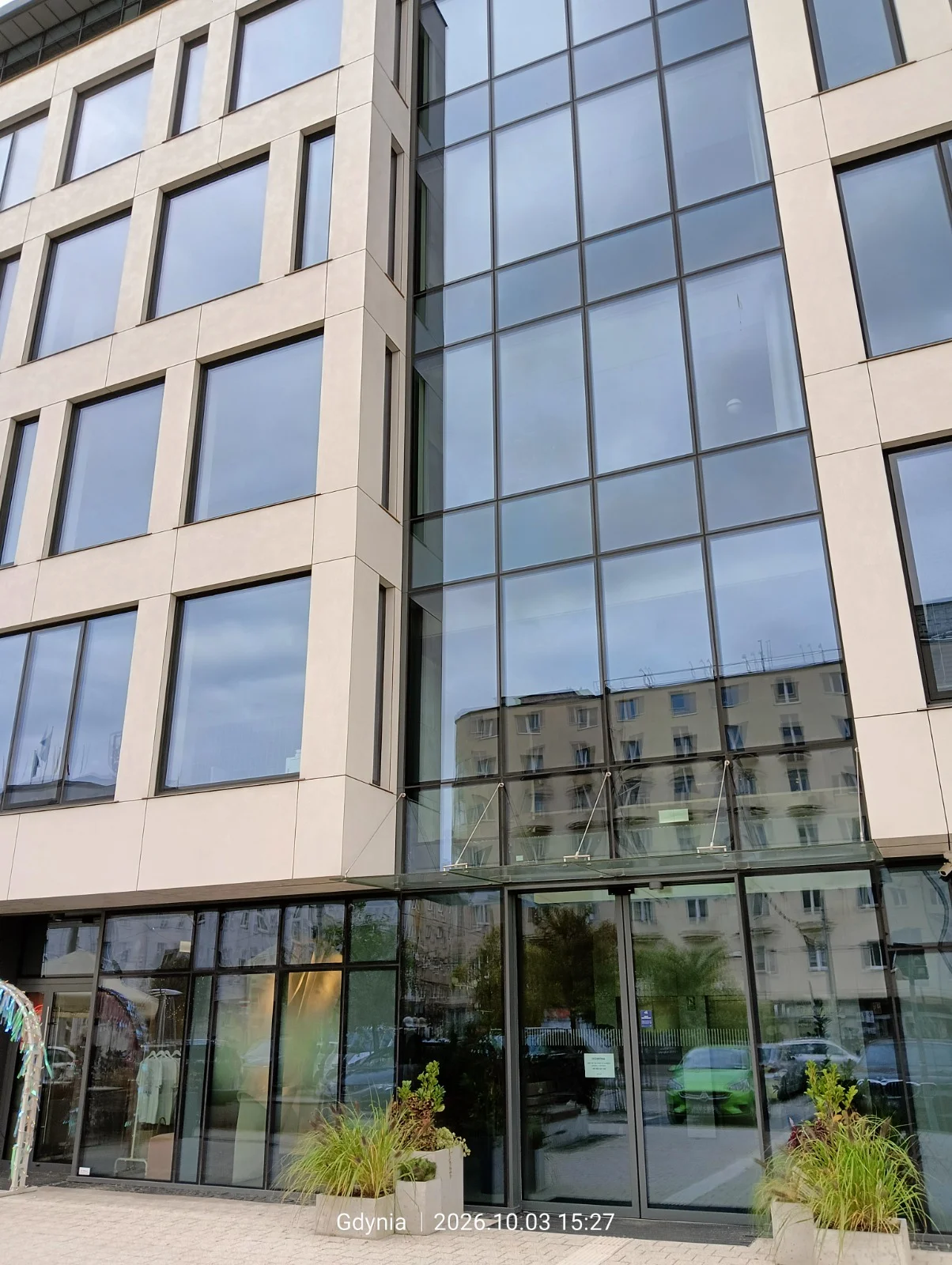 Biurowiec Officer — detal słupów i profili fasady